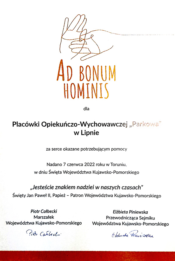 Na zdjęciu widać napis ad bonum hominis, krzyżujące się dłonie i treść listu gratulacyjnego